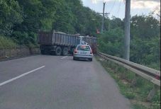 Nagy a feszültség a koszovói–szerb határon, járművekkel zárták el az utakat