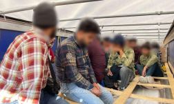 Több mint száz határsértőt találtak két kamionban Nagylaknál