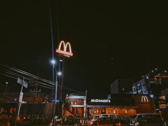 Újranyitja ukrajnai éttermeit a McDonald's