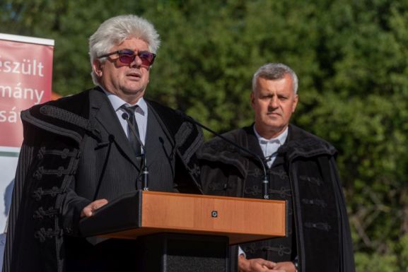 Református esperes: román gyerekek is járhatnak az új bánffyhunyadi óvodába, de az oktatás nyelve magyar