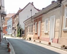 Virágokkal küzdenek a szabálytalanul parkolókkal szemben Nagyváradon