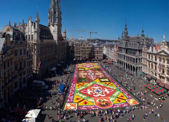 A hőség miatt idén cserepes növényekből rakták ki a brüsszeli virágszőnyeget