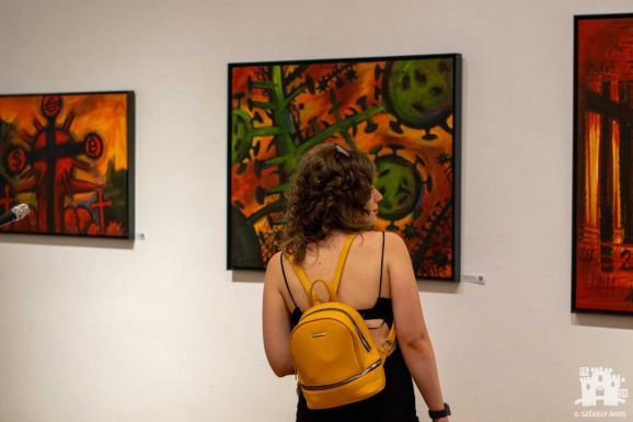 Megnyílt Könczey Elemér grafikusművész kiállítása a kolozsvári Bánffy-palotában