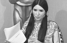 Ötven év után bocsánatot kért a filmakadémia az indián színésznőtől, akit kifütyültek az Oscar-gálán