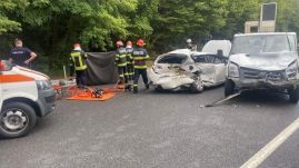 Kisteherautó hajtott a személygépkocsiba, egy ember meghalt