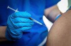 Elérhető lesz az omikron variáns ellen kifejlesztett vakcina az Egyesült Államokban