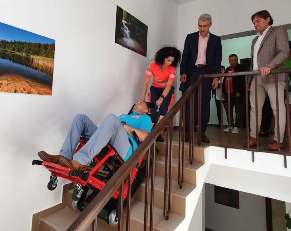 Könnyebb lesz a Hargita megyei mentősök munkája: különleges kerekesszékeket kaptak