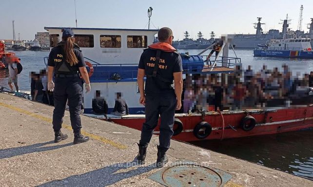 Többtucatnyi menekültet szállító fabárkát fogott el a parti őrség