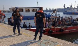 Többtucatnyi menekültet szállító fabárkát fogott el a parti őrség