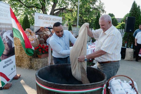 Monospetriben öntötték össze a Bihar megyei gazdák búzaadományait