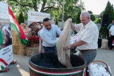 Monospetriben öntötték össze a Bihar megyei gazdák búzaadományait