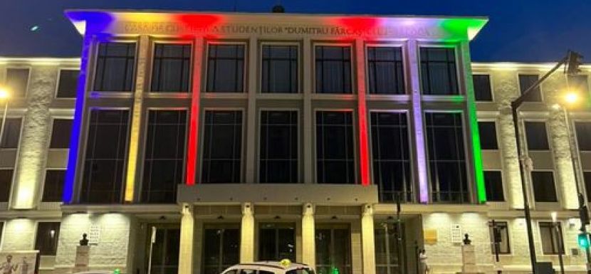 A magyar zászló színeivel is kivilágítottak egy épületet Kolozsvár központjában