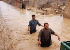 Lakóházakat sodort el a szakadatlan eső okozta árvíz, legalább ötvenen meghaltak