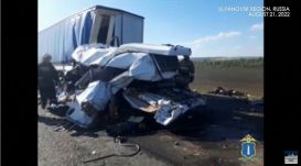 Teherautó hajtott hátulról a kisbuszba: tizenhat halott