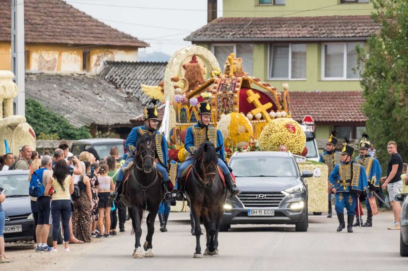 Fotóriport: Ilyen volt a tizenkét Bihar megyei településen áthaladó virágkarnevál 