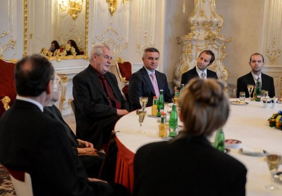 Milos Zeman elítélte a Lengyelországgal és Magyarországgal szembeni uniós „támadásokat”