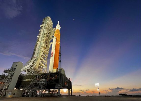 Indulásra kész a NASA óriási holdrakétája