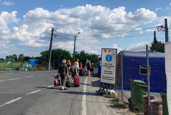 Újabb menekülthullám a román–ukrán határon – Orosz támadástól tartanak a nemzeti ünnepen