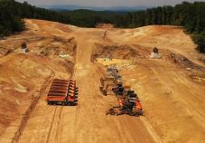 Kilopták az üzemanyagot az autópálya építésén dolgozó munkagépekből