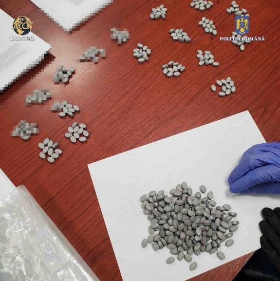 Két kilogramm heroint ástak el a drogkereskedők, lebuktak