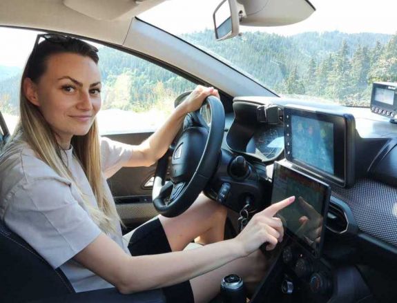 Férj és feleség kilenc hónap alatt épített virágzó vállalkozást: taxikkal járják a Gyimes-völgyét