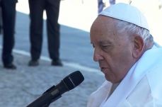 Ferenc pápa békét sürgetett az egykor földrengés pusztította L'Aquila városából