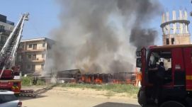 FRISSÍTVE – Kigyulladt egy templom Konstancán, a közeli tömbház is veszélybe került (VIDEÓ)