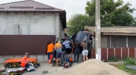 Két épület közé repült az autó, a sofőr életét vesztette