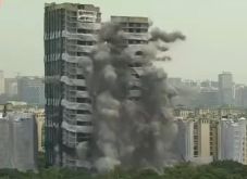 Felrobbantottak két illegálisan épített felhőkarcolót