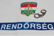 Hivatalos személy elleni erőszak miatt emeltek vádat a börtönbüntetését töltő román embercsempész ellen