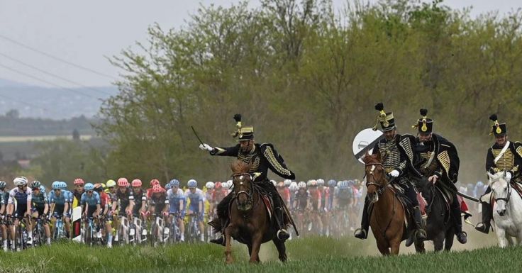 Giro d'Italia: a martonvásári huszárvágta lett a legkreatívabb szurkolói aktivitás