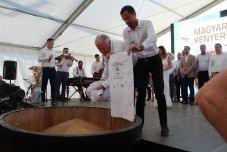 Kárpát-medencei búzaösszeöntő ünnepséget tartottak