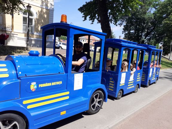 Felborult a kisvonat Besztercén, három gyermek megsérült