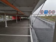 Aradon ismeretlen tettesek megrongáltak egy új, még használaton kívüli emeletes parkolót