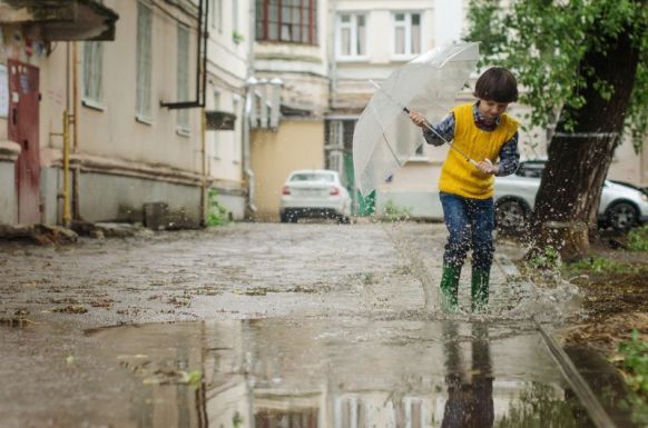 Az ország egyik felében eső, a másikban kánikula miatt adtak ki riasztást