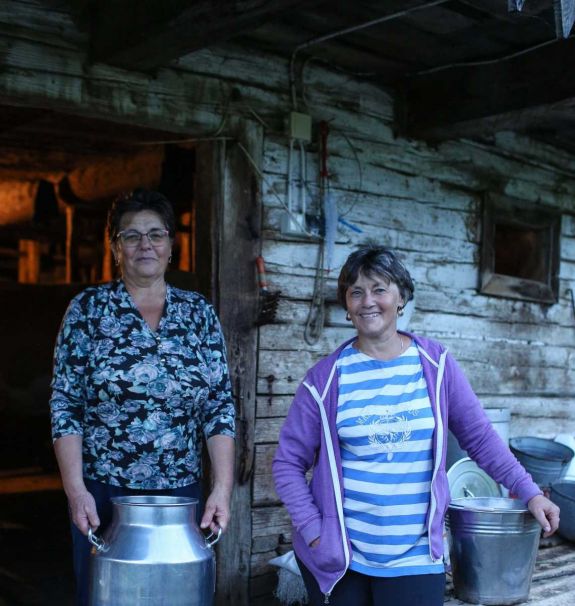 Édesapjuk életét éli tovább a két nővér: hét tehenet tartanak, meredek gyimesi kaszálókon gazdálkodnak