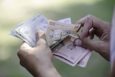 Októberben 2500 fővel nőtt a szociális segélyben részesülők száma