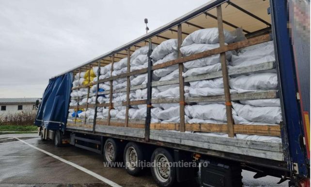 Szatmár megye: használt ruhákat szállító kamionokat fordítottak vissza Magyarországra