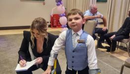 Legnagyobb álma válik valóra az amputált lábú apró jótékonykodónak