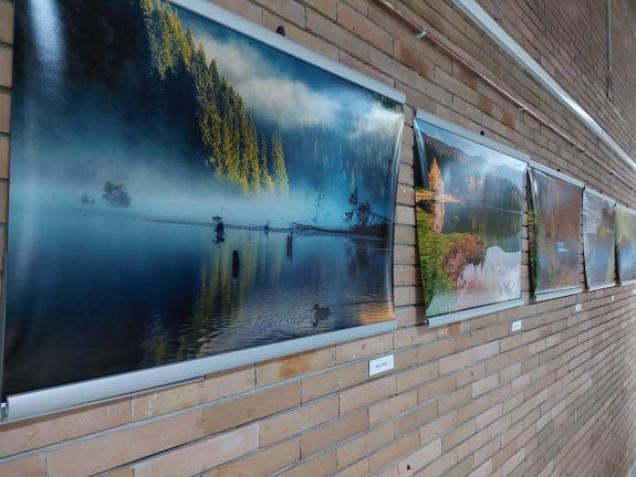 Különleges fotókiállítással jelentkezett a csíkszeredai Megyeháza Galéria