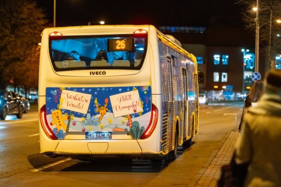 Ezen a héten egész nap közlekednek a Mikulás-buszok Marosvásárhelyen