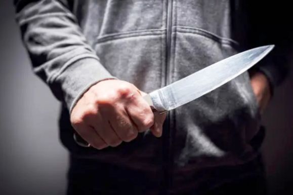 Késsel próbálta szexre kényszeríteni unokáját