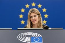 Az Európai Parlament visszavonta Eva Kaili alelnöki megbízatását