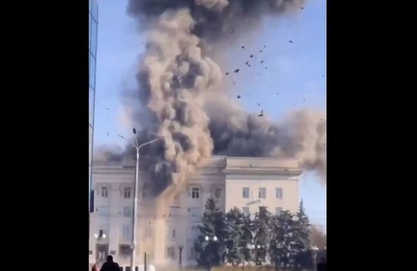 Az oroszok rálőttek a herszoni kormányzói hivatal épületére, és részlegesen elfoglaltak egy települést