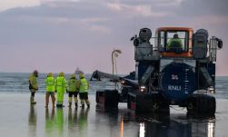 Baleset ért egy illegális migránsokkal teli csónakot a brit partok előtt