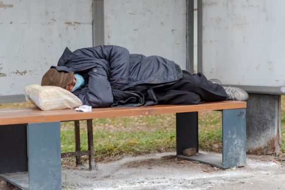 Hajléktalanok integrációjáról és idősgondozásról szóló stratégiát fogadott el a kormány