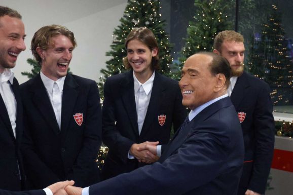 Berlusconi egy busznyi prostit ígért játékosainak, ha megvernek egy nagycsapatot