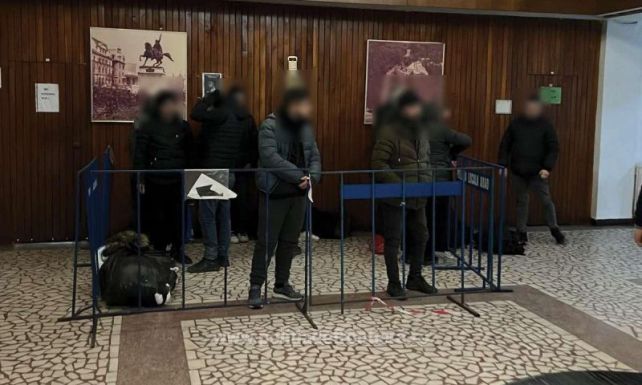 Huszonkilenc migránst találtak a határőrök a román–magyar határon egy kamionba rejtőzve