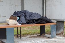 Hajléktalanok integrációjáról és idősgondozásról szóló stratégiát fogadott el a kormány