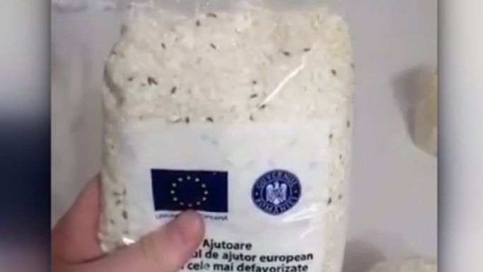 Rovarokkal teli rizst kaptak a rászorulók